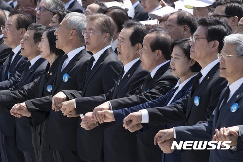 【광주=뉴시스】배훈식 기자 = 문재인 대통령(왼쪽 다섯번째), 정세균 국회의장, 김이수 헌재소장 권한대행 등이 18일 오전 광주 북구 국립 5·18 민주묘지에서 열린 '제37주년 5·18민주화운동 기념식'에 참석해 '임을 위한 행진곡'을 제창하고 있다. 한편, 자유한국당 정우택 대표 권한대행(오른쪽 두번째)은 입을 다물고 있다. 2017.05.18.&nbsp; photo@newsis.com