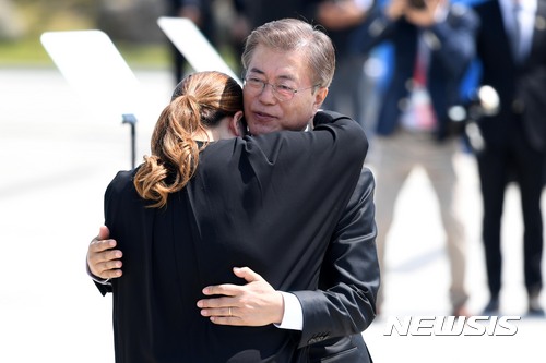 [광주=뉴시스]배훈식 기자 = 문재인 대통령이 18일 오전 광주 북구 국립5.18민주묘지에서 열린 37주년 5.18 민주화운동 기념식에서 추모사를 하다 눈물을 흘린 한 유가족을 위로하고 있다. 2017.05.18. photo@newsis.com 