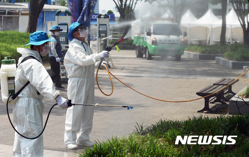 [세종=뉴시스] 모기 등 해충 방지를 위한 방역을 하는 모습. 사진은 기사와 관련 없음. (사진=뉴시스DB) photo@newsis.com