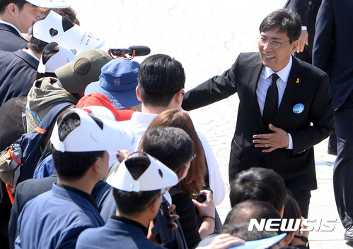 【광주=뉴시스】배훈식 기자 = 안희정 충남지사가 18일 오전 광주 북구 국립 5.18 민주묘지에서 열린 제37주년 5·18 민주화운동 기념식에 참석하고 있다. 2017.05.18. dahora83@newsis.com 