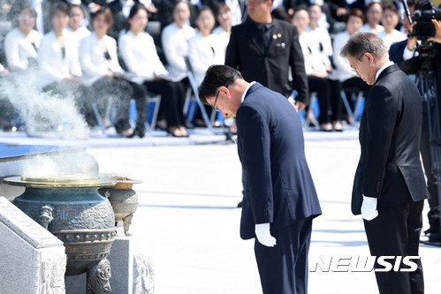 【광주=뉴시스】배훈식 기자 = 문재인 대통령이 18일 오전 광주 북구 국립5.18민주묘지에서 열린 37주년 5.18 민주화운동 기념식에서 분향한 뒤 묵념하고 있다. 2017.05.18. photo@newsis.com