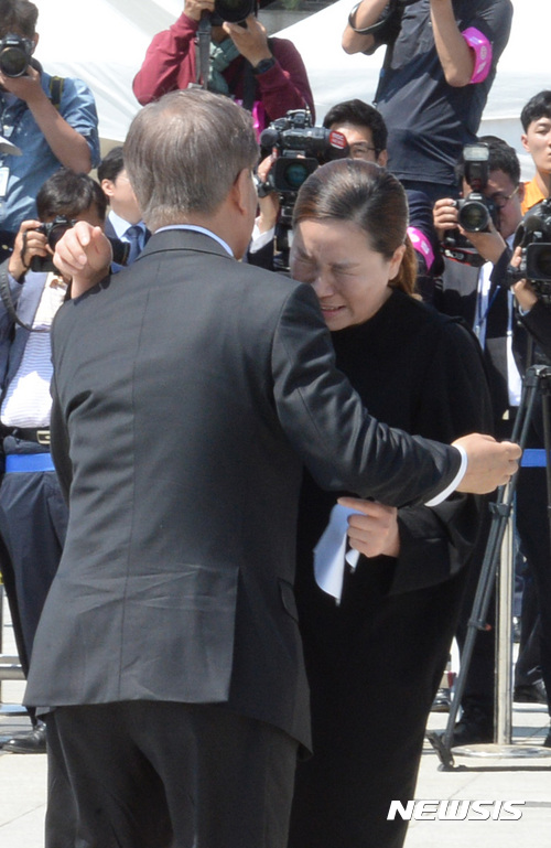 【광주=뉴시스】전진환 기자 = 문재인 대통령이 18일 오전 제37주년 5·18 민주화운동 기념식이 열린 광주광역시 북구 운정동 국립 5·18민주묘지에서 유족의 편지를 낭독한 김소형씨을 안아주며 위로하고 있다. 2017.05.18. amin2@newsis.com