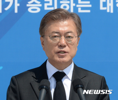 【광주=뉴시스】전진환 기자 = 문재인 대통령이 18일 오전 제37주년 5·18 민주화운동 기념식이 열린 광주광역시 북구 운정동 국립 5·18민주묘지에서 기념사를 하고 있다. 2017.05.18.&nbsp; amin2@newsis.com