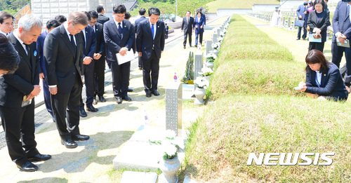 【광주=뉴시스】전진환 기자 = 문재인 대통령이 18일 오전 제37주년 5·18 민주화운동 기념식이 열린 광주광역시 북구 운정동 국립 5·18민주묘지에서 행사 후 윤상원 열사의 묘비에 묵념하고 있다. 2017.05.18. amin2@newsis.com