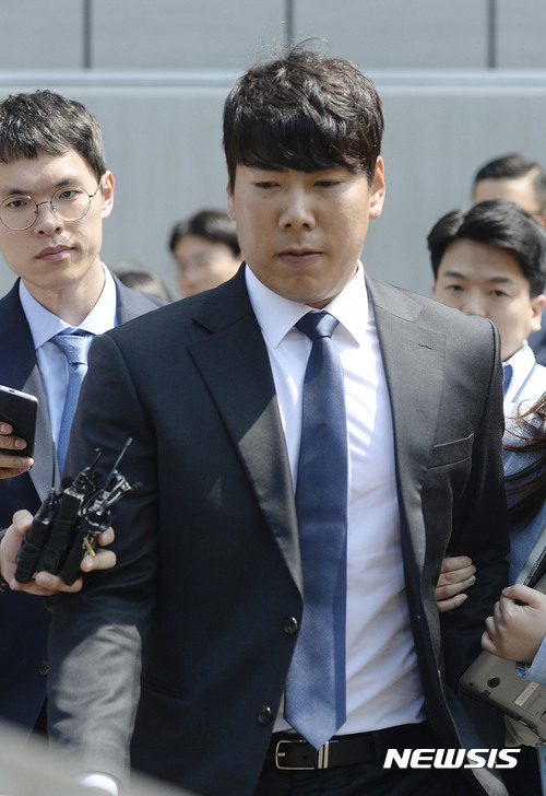【서울=뉴시스】최동준 기자 = 음주 뺑소니 사고 혐의 피츠버그 강정호가 18일 서울 서초동 서울중앙지방법원에서 열린 항소심 공판에서 징역형 집행유예 선고를 받은뒤 법원을 나서고 있다. 2017.05.18.&nbsp; photocdj@newsis.com