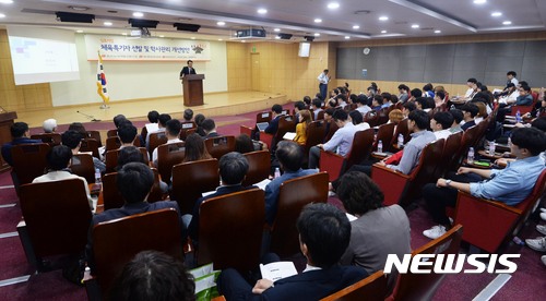 【서울=뉴시스】홍효식 기자 = 18일 오후 서울 여의도 국회 의원회관에서 더불어민주당 안민석, 김병욱 의원 및 한국체대가 주최해 열린 체육특기자 선발 및 학사관리 개선방안 심포지엄이 진행되고 있다. 2017.05.18.&nbsp;&nbsp; yesphoto@newsis.com