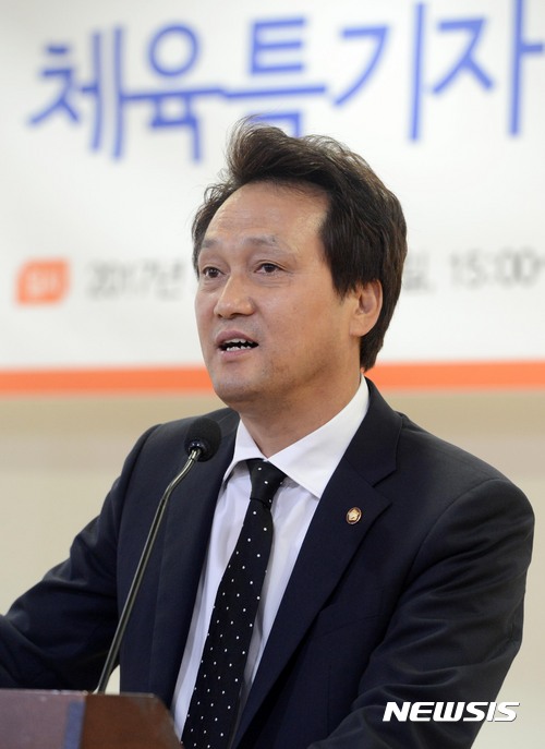 【서울=뉴시스】홍효식 기자 = 18일 오후 서울 여의도 국회 의원회관에서 열린 체육특기자 선발 및 학사관리 개선방안 심포지엄에서 더불어민주당 안민석 의원이 인사말을 하고 있다. 2017.05.18. yesphoto@newsis.com