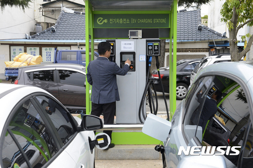 전기차에 충전하는 운전자. (사진=뉴시스DB)