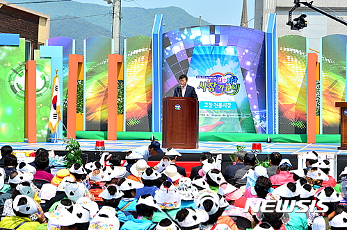 【고창=뉴시스】김종효 기자 = 18일 전북 고창군 전통시장에서 JTV전주방송이 주관해 열린 '와글와글 시장가요제', 박우정 군수가 인사말을 하고 있다. 2017.05.18. (사진 = 고창군 제공)&nbsp; photo@newsis.com