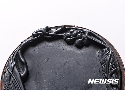 【서울=뉴시스】원추의 ‘오늘의 운세’ 2017년 5월21일 일요일 (음력 4월26일 무신, 소만, 부부의 날) ▶쥐띠= 작년에 완성 못한 것 좀 더 지연되겠다. 여성이라면 하는 일 더욱 발전한다. 놀고 있었다면 뭔가 잡아서 바쁜 날이 되겠다. 2, 9, 12월생 애인 만날 수 있다. 마음의 병은 의사도 고치지 못하니 스스로 되돌아보는 것이 좋겠다. ▶소띠= 남에게 줄 것은 없고 받을 것만 있다고 생각마라. 주변정리에 바쁘겠다. 2, 3, 10월생 뭔가 찾으려면 멀리 가지 말라. 가까운 곳에 있음을 알라. 1, 9, 12월생 동기간에 언행 조심하지 않으면 호주머니에 있는 것 다 내준다. ▶범띠= 남에게는 자기 것 모두 주면서 가족에게는 냉랭한 성향을 바로잡아라. ㄱ, ㅅ, ㅈ, ㅎ성씨는 승진 아니면 영전수 있다. 사업자라면 동업자가 없어야 행운이 깃든다. 삼재 운운하며 겁을 줘도 무시하라. 걱정할 필요 없다. ▶토끼띠= 때에 따라선 자존심이 무기가 될 수 있다. 고집을 버리는 것이 내일을 위함이다. 2, 4, 7, 9, 11월생 지난해부터 추진하고 있는 직업 변동은 7월 안에 길한 쪽으로 이뤄질 것이다. 애정이 마음 깊숙이 자리 잡을 때가 대운이다. ▶용띠= 남들과 달리 몸도 마음도 바쁜 휴일이다. 토끼, 돼지띠 눈치를 보면서 시달리는 격. 다만 한 우물을 판 자에게는 즐거운 날이겠다. 힘이 들어도 포기하지 않고 인내를 가지면 좋은 성과가 있게 마련이라는 점 잊지 말 것. ▶뱀띠= 무심코 던진 돌에 개구리가 죽는다. 기분 내키는대로 한 말 때문에 뜻이 땅으로 떨어질 수. 4, 7, 9월생 욕심은 금물. 하나로만 만족할 것. 양, 쥐, 범띠가 당신을 보고 있다. 있는 자리 그대로 유지함이 좋겠다. ▶말띠= 생각한 일들이 쉽게 풀리지 않다보니 가정 불화가 심화될 듯. 모든 것 다 털어 놓고 지금의 상황을 가족과 함께 의논하여 해결책을 찾아라. ㅇ, ㅊ, ㅎ성씨 서로가 서로를 위해야만 이 역경과 고난을 극복할 수 있다. ▶양띠= 누구의 말도 귀에 들어오지 않으니 눈은 뜨고 있지만 앞이 보이지 않는 격. 자존심을 내세우지 말고 상대의 말을 생각할 것. ㄱ, ㅅ, ㅊ성씨 상대는 갈등 속에 그대를 보고 있음을 알라. 후일 서로가 웃을 수 있도록 마음의 여유를 찾을 때. ▶원숭이띠= 혼자 하는 일 힘겹다고 중단말라. 3, 10, 12월생 동업자를 찾아 재도전하면 번창할 수 있는 운. 행과 불행은 마음에 달린 것. ㅂ, ㅊ, ㅇ성씨 용기를 갖고 자신있게 전진하라. 북, 서쪽에서 귀인이 나타날 수. 스스로를 다스릴 때 웃음꽃 핀다. ▶닭띠= 자기 것이 아니면 만지지도 보지도 말라. 아니면서도 좋은 척 좋으면서도 싫은 척 하다가 망신당할 수. 언제나 자기주관대로 생활하라. 2, 7, 11월생 남에게 잘해주는 것은 좋지만 실속을 차릴 때다. 동, 남쪽이 길. ▶개띠= 지나친 자신감을 남에게 드러내지 말라. 이익을 노리는 속은 다 다르다. 앞길을 내다보기 힘들구나. 진실만이 성공의 지름길임을 알 것. 1, 3, 4월생 순간적 실수로 돌이킬 수 없는 상황에 처하지 않도록 주의. 검정 말고 푸른색으로 자신을 지킬 것. ▶돼지띠= 상대는 갈등 속에 그대를 주시하고 있다. 변동하고자 하는 일 혼자서는 힘겨우니 3, 4, 12월생과 함께하라. 행운이 당신의 품에 안기겠다. 성급한 행동은 금물. ㅂ, ㅇ, ㅎ성씨 서로 진정성이 필요한 때이니 진심을 드러낼 것. 구삼원 원장 02-959-8493, 010-5584-9393