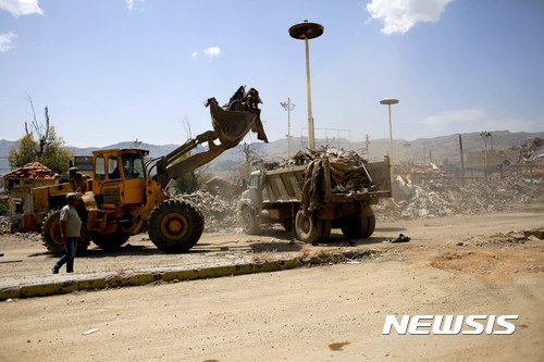【자바다니(시리아)=AP/뉴시스】시리아 인부들이 18일(현지시간) 다마스쿠스 인근 산악 지역 자바다니에 있는 거리에서 폭격으로 파괴된 건물 잔해를 정리하고 있다. 미국 정부 소식통들과 시리아 시민단체들은 이날 미 연합군이 요르단 국경 지역에서 처음으로 시리아 정부군을 상대로 공습을 단행했다고 전했다. 2017.05.19