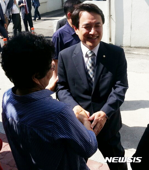 【춘천=뉴시스】김경목 기자 = 자유한국당 김진태 국회의원이 19일 오전 공직선거법 위반 혐의로 국민참여재판을 받기 위해 피고인 신분으로 강원 춘천시 춘천지방법원 101호 법정에 출석하기 전 법원에서 지지자와 인사하고 있다.&nbsp;&nbsp;&nbsp; 김 의원은 지난해 4·13 총선을 앞둔 3월 선거구민 9만1158명에게 '한국매니페스토실천본부 공약 이행 평가 71.4％로 강원도 3위를 차지했다'고 발송한 문자메시지가 사실과 달라 허위 사실을 공표한 혐의로 고발됐지만, 검찰에서 무혐의 처분을 받았다. 이에 춘천시선거관리위원회의 재정신청 제기를 법원에서 인용해 재판까지 이어졌다. 2017.05.19. (사진=독자 제공)&nbsp;&nbsp; photo@newsis.com 