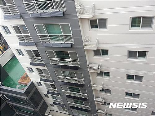 【안동=뉴시스】류상현 기자 = 아파트 베란다에 설치된 미니태양광 발전시설. 2018.02.24 (사진=뉴시스 DB) photo@newsis.com