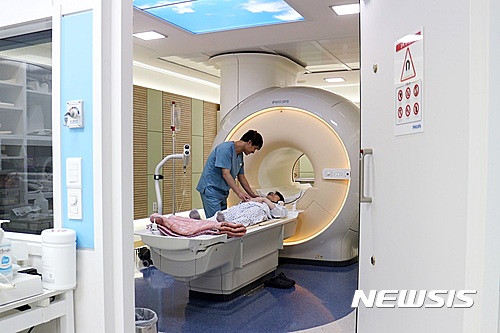 【부천=뉴시스】정일형 기자 = 세종병원은 최근 3.0테슬라(Tesla) MRI(자기공명영상)를 새롭게 갖췄다. 이 장비는 촬영속도를 기존 1.5테슬라 MRI에 비해 최대 40%까지 단축시켰고, 신호의 세기와 선명도가 2배 이상 높아져 빠르고 정확한 진단이 가능하다.&nbsp; jih@newsis.com 