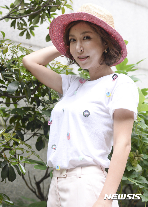 【서울=뉴시스】최진석 기자 = 연극 무대에 도전하는 SES의 슈가 12일 오후 서울 강남 한 카페에서 뉴시스와 인터뷰에 앞서 포즈를 취하고 있다. 2017.05.19.&nbsp;&nbsp;&nbsp; myjs@newsis.com