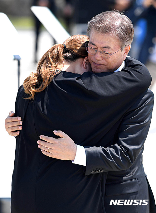 【광주=뉴시스】배훈식 기자 = 문재인 대통령이 18일 오전 광주 북구 국립5.18민주묘지에서 열린 37주년 5.18 민주화운동 기념식에서 추모사를 하다 눈물을 흘린 한 유가족을 위로하고 있다. 2017.05.20.&nbsp; photo@newsis.com 