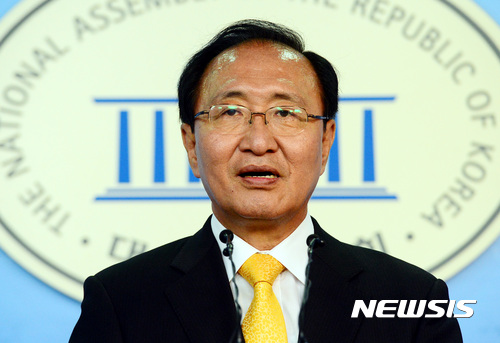 【서울=뉴시스】박영태 기자 = 노회찬 정의당 원내대표가 19일 오후 서울 영등포구 여의도 국회 정론관에서 문재인 대통령과 여야 원내대표간 회동에 대한 브리핑을 하고 있다. 2017.05.19.&nbsp; since1999@newsis.com