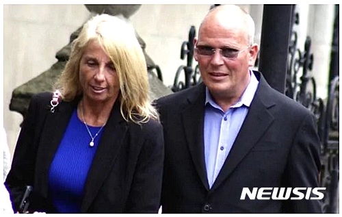 【서울=뉴시스】영국 캐임브리지셔 지역에서 복권에 당첨된 아버지로부터 160만 파운드(약 23억원)에 달하는 용돈을 받고도 2년 만에 이를 탕진하고 아버지를 상대로 소송을 제기한 30대 남성 마이클 도스(34)에 관심이 쏠리고 있다. 재판부는 소송을 기각했다. 사진은 법정에 출석하는 아버지 데이비드 도스(53)와 그의 새 부인인 앤지 도스(49). (사진 출처 = 텔레그래프)