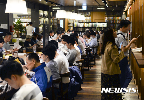 휴가철 읽기 좋은 책···서점 MD들이 추천합니다