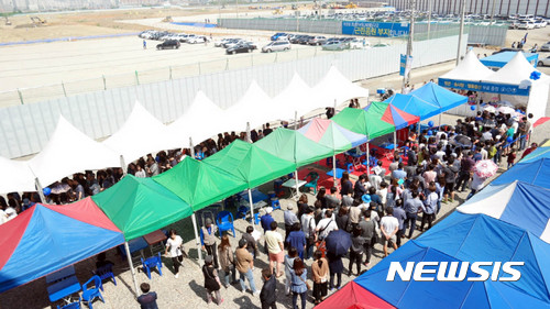 【서울=뉴시스】추상철 기자 = 20일 경기 김포시 걸포3지구 GS건설 한강메트로자이 모델하우스에는 예비 청약자로 붐비고 있다. 2017.05.20. (사진 =GS건설 한강메트로자이 제공) photo@newsis.com