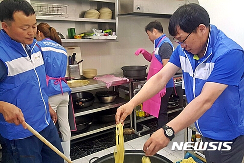 【군산=뉴시스】고석중 기자 = 20일 군산시 소룡동 (사)가온누리희망틔움 대안학교에서 한국지엠 군산공장 사내 동아리인 넝클봉사단 회원들이 짜장면 나눔 봉사에 나서고 있다. 2017.05.20. (사진=한국지엠 제공) photo@newsis.com