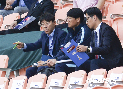 【전주=뉴시스】최진석 기자 = 20일 오후 전북 전주시 전주월드컵경기장에서 열린 '국제축구연맹(FIFA) U-20 월드컵 코리아 2017' 아르헨티나와 잉글랜드의 경기, 대한민국 U-20 대표팀 신태용(왼쪽) 감독이 양팀의 전력 분석을 위해 경기를 관람하고 있다. 2017.05.20.&nbsp; myjs@newsis.com