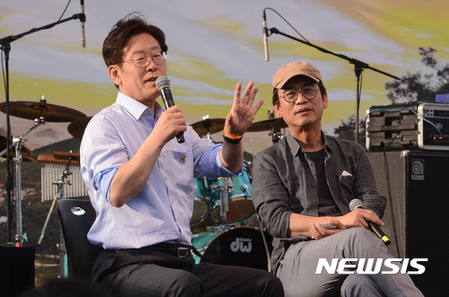 【서울=뉴시스】김선웅 기자 = 20일 오후 서울 종로구 광화문광장에서 열린 고 노무현 전 대통령 서거 8주기 시민문화제 '사람사는 세상이 돌아와!' 에서 이재명 성남시장, 유시민 전 보건복지부 장관이 토크콘서트를 하고 있다. 2017.05.20. mangusta@newsis.com