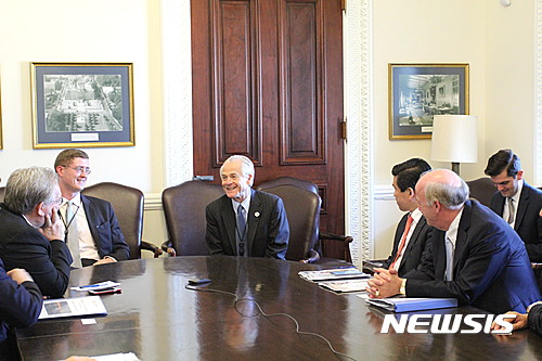 【서울=뉴시스】 제프리존스 미래동반자재단 이사장 겸 김앤장 법률사무소 변호사, 알렉산더그레이 백악관 국가무역위원회 (NTC) 부위원장, 피터나바로 백악관 국가무역위원회 (NTC) 위원장, 제임스 김 암참 회장 겸 한국지엠 대표이사 겸 사장, 데이비드럭 전 암참 회장 겸 유나이티드항공 한국지사장