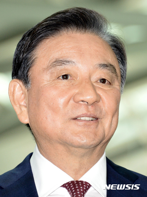 【서울=뉴시스】문재인 대통령이 21일 오전 청와대 외교안보특보에 홍석현 전 중앙일보 회장을 임명했다. 사진은 지난 17일 미국 특사로 출국하며 취재진과 인터뷰 하는 모습. 2017.05.21.(사진=뉴시스 DB) photo@newsis.com