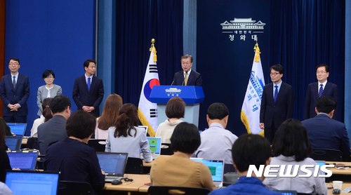 【서울=뉴시스】전신 기자 = 문재인 대통령이 21일 청와대 춘추관 대브리핑실에서 추가 인사 명단을 발표하고 있다. 문 대통령은 국가안보실장에 정의용, 정책실장에 장하성 고려대 교수를 임명했으며, 경제부총리에는 김동연 아주대 총장, 외교장관에는 강경화 유엔 사무총장 정책특별보좌관을 내정했다. 국민경제자문회의 부의장에는 김광두 서강대 석좌교수, 통일외교안보특보에는 홍석현 한국신문협회 고문과 문정인 연세대 명예특임교수를 임명했다. 2017.05.21.&nbsp;&nbsp; photo1006@newsis.com