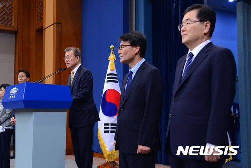 【서울=뉴시스】전신 기자 = 문재인 대통령이 21일 청와대 춘추관 대브리핑실에서 추가 인사 명단을 발표하고 있다. 문 대통령은 국가안보실장에 정의용, 정책실장에 장하성 고려대 교수를 임명했으며, 경제부총리에는 김동연 아주대 총장, 외교장관에는 강경화 유엔 사무총장 정책특별보좌관을 내정했다. 국민경제자문회의 부의장에는 김광두 서강대 석좌교수, 통일외교안보특보에는 홍석현 한국신문협회 고문과 문정인 연세대 명예특임교수를 임명했다. 2017.05.21.&nbsp;&nbsp; photo1006@newsis.com