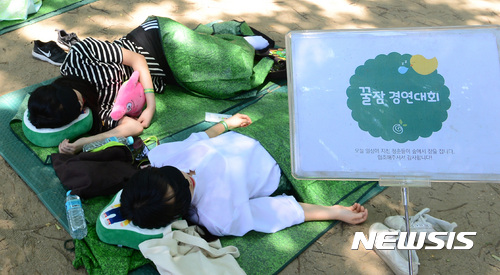 【서울=뉴시스】권현구 기자 = 21일 오후 서울 성동구 서울숲 가족마당에서 열린 '숲 속 꿀잠 경연대회' 참가자들이 낮잠을 즐기고 있다. 2017.05.21. stoweon@newsis.com