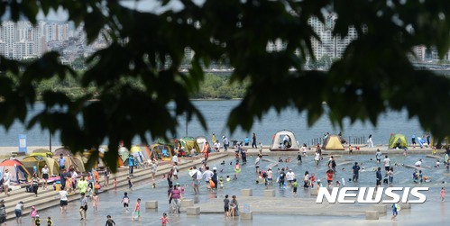 【서울=뉴시스】홍효식 기자 = 본격적으로 여름이 시작된다는 절기인 '소만'이자 전국 낮 최고기온이 23∼30도까지 오른 21일 오후 서울 여의도 물빛광장에서 시민들이 물놀이를 즐기고 있다. 2017.05.21. yesphoto@newsis.com