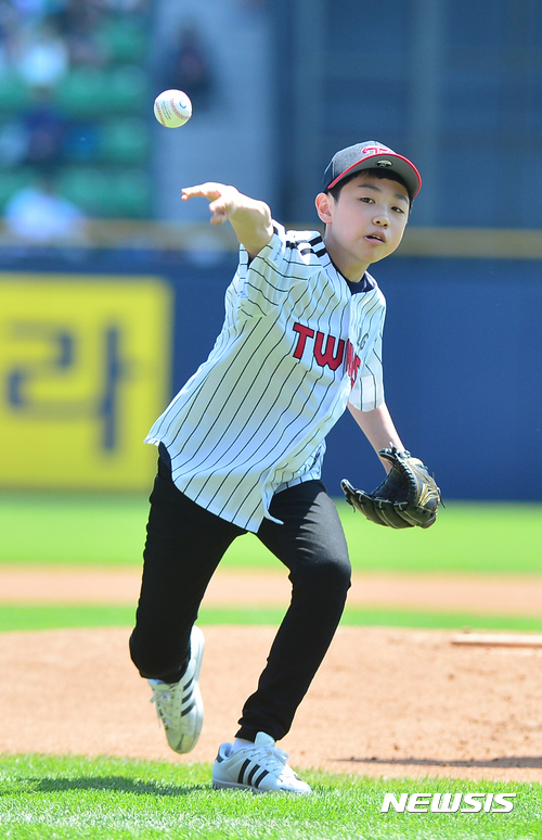 【서울=뉴시스】고승민 기자 = 21일 오후 서울 잠실야구장에서 열린 2017 KBO 리그 롯데 자이언츠 대 LG 트윈스 경기, 그룹 보이프렌드 박현진 군이 시구를 하고&nbsp; 있다. 2017.05.21. kkssmm99@newsis.com