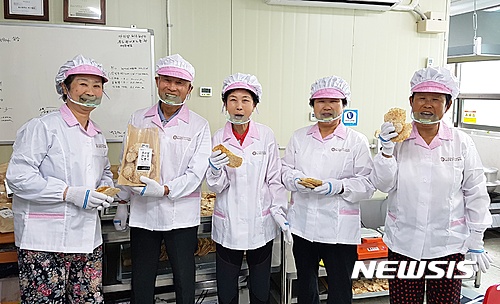  【울산=뉴시스】구미현 기자= 지난 20일 울산 북구 매곡동 대하그린파크 상가 북구시니어클럽 '누룽지사업단' 작업장에서 어르신들이 직접 만든 누룽지를 들어 보이고 있다. 2017.05.21. (사진=울산시 북구 제공)&nbsp; photo@newsis.com