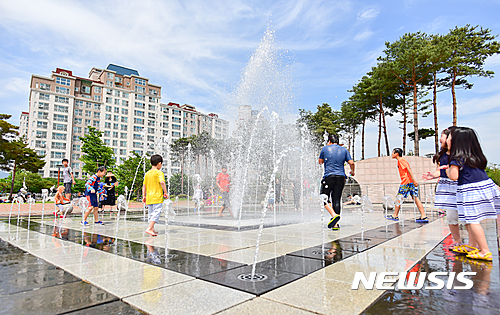 【대구=뉴시스】배소영 기자 = 대구지역 낮 최고기온이 32도까지 오르며 초여름 날씨를 보인 21일 대구 동구 율하체육공원을 찾은 시민들과 아이들이 바닥분수에서 즐거운 시간을 보내고 있다. 2017.05.21.&nbsp; soso@newsis.com