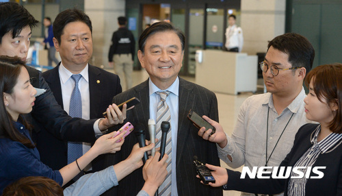 【인천공항=뉴시스】권현구 기자 = 미국 워싱턴을 방문했던 홍석현 미국 특사가 21일 오후 인천국제공항을 통해 귀국하며 취재진 질문에 답변하고 있다.&nbsp; 문재인 대통령은 이날 홍석현 특사를 통일·외교·안보·특별보좌관으로 임명했다. 2017.05.21.&nbsp;&nbsp; stoweon@newsis.com