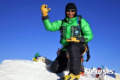 【광주=뉴시스】류형근 기자 = 광주시장애인체육회는 김홍빈 대장이 '희망나눔 2017 한국 로체 원정대'를 이끌고 세계 4위 고봉 로체(8516m) 정상을 밟았다고 22일 밝혔다. 정상 등정에 앞서 임자체(6189m)에서 머물고 있는 김홍빈 대장. 2017.05.22. (사진=광주시장애인체육회 제공) photo@newsis.com