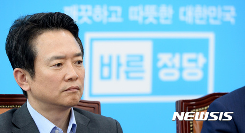【서울=뉴시스】이영환 기자 = 22일 오전 서울 여의도 국회에서 열린 바른정당 의원전체회의에 참석한 남경필 경기도지사가 생각에 잠겨 있다. 2017.05.22. 20hwan@newsis.com