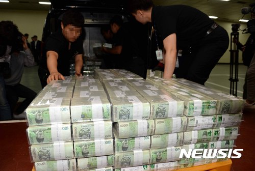 【서울=뉴시스】고범준 기자 = 22일 오전 서울 강남구 테헤란로 한국은행 강남본부 내에 위치한 화폐수급장에서 보안업체 관계자들이 1만원권 지폐 60억원 분량의 현금을 차량에 싣고 있다. 한국은행 본부 임시 이전 계획에 따라 서울 중구 한국은행 본부에서 화폐 수급과 교환 업무가 이뤄졌지만 한국은행 본관 리모델링과 별관 재건축 공사로 발권국이 강남본부로 이전하면서 업무 장소가 변경됐다. 앞으로 화폐수급 및 교환업무는 서울시 강남구 역삼동 한국은행 강남본부에서 이루어진다. 2017.05.22. bjko@newsis.com