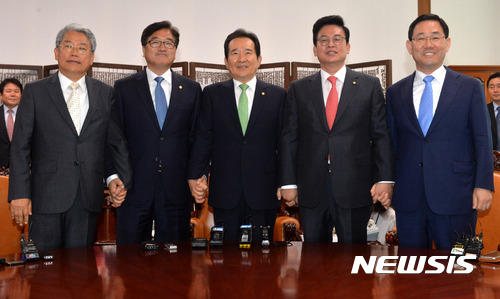 【서울=뉴시스】배훈식 기자 = 22일 오전 서울 여의도 국회 의장실에서 정세균(왼쪽 세번째) 의장과 여야 4당 원내대표가 기념촬영을 하고 있다. 왼쪽부터 김동철 국민의당 원내대표, 우원식 더불어민주당 원내대표, 정 의장, 정우택 자유한국당 대표 권한대행 겸 원내대표, 주호영 바른정당 대표 권한대행 겸 원내대표. 2017.05.22. dahora83@newsis.com