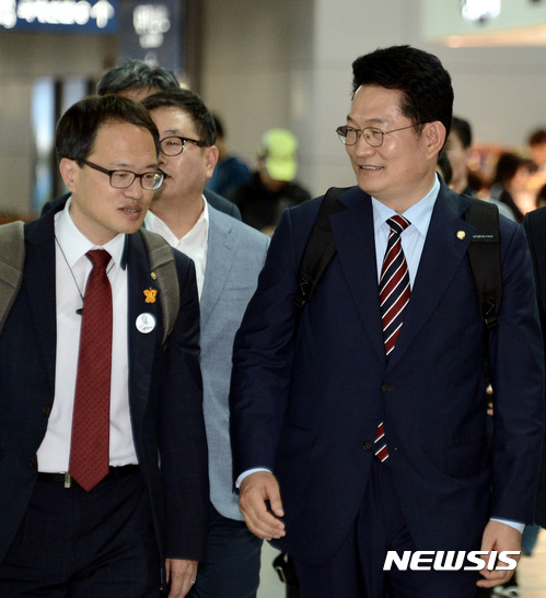 【인천공항=뉴시스】홍찬선 기자 = 송영길 러시아 특사와 더불어민주당 박주민 의원이 22일 오후 인천공항에서 러시아로 출국을 하고 있다. 2017.05.22. mania@newsis.com