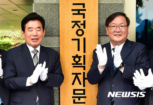 【서울=뉴시스】전신 기자 = 22일 서울 종로구 금융감독원 연수원에서 열린 국정기획자문위원회 출범식에서 김진표(현판 왼쪽) 위원장, 홍남기·김태년 부위원장을 비롯한 위원회 관계자들이 현판식을 하고 있다. 2017.05.22. photo@newsis.com