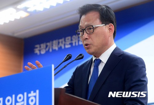 【서울=뉴시스】전신 기자 = 박광온 국정기획자문위원회 대변인이 22일 서울 종로구 금융감독원 연수원에서 첫 브리핑을 하고 있다. 2017.05.22.&nbsp; photo1006@newsis.com