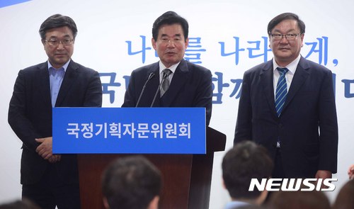 【서울=뉴시스】전신 기자 = 김진표 국정기획자문위원장이 22일 서울 종로구 금융감독원 연수원 브리핑룸에서 첫 회의를 마치고 취재진을 향해 인사말 및 위원 소개를 하고 있다. 2017.05.22. photo1006@newsis.com