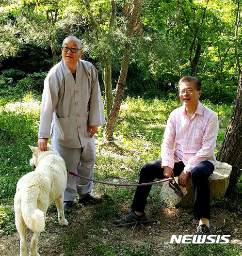 【양산=뉴시스】지난해 5월 첫 휴가 때 경남 양산을 찾았던 문재인 대통령의 모습. (사진=뉴시스DB). 2017.05.22.