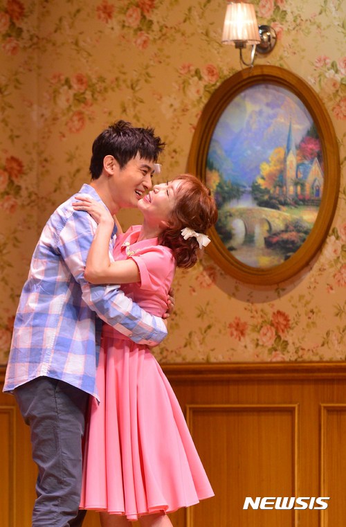 【서울=뉴시스】고승민 기자 = 22일 오후 서울 동숭아트센터에서 열린 연극 '라이어' 20주년 기념 공연 '스페셜 라이어' 프레스콜에서 '메리 스미스' 역의 슈(오른쪽)와 '존 스미스' 역의 원기준이 열연하고 있다. '거짓말'로 서로 속고 속이는 상황과 자신의 거짓말에 스스로 걸려드는 폭소유발 캐릭터들의 이야기를 그린 연극 '스페셜 라이어'는 동숭아트센터 동숭홀에서 23일부터 오는 7월30일까지 공연된다. 2017.05.22. kkssmm99@newsis.com