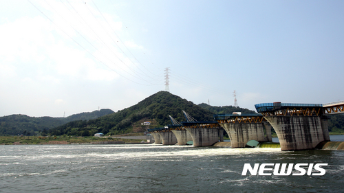 【서울=뉴시스】김진아 기자 = 22일 청와대는 문재인 대통령이 오는 6월1일부터 4대강 보를 상시개방하고 4대강 사업 정책 결정 및 집행과정에 대한 정책감사를 진행할 것을 지시했다고 알렸다.&nbsp; 사진은 지난 2016년 8월 16일 대구 달성군 논공읍 달성보에서 펄스형 방류가 실시되고 있는 모습. 2017.05.22. (사진=뉴시스 DB) photo@newsis.com