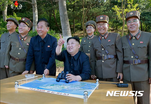 【서울=뉴시스】조선중앙TV가 고체 연료 기반의 중장거리 탄도미사일 '북극성-2'형 최종시험 발사에 성공했으며 김정은 국무위원장은 현장에서 발사결과를 분석한 후 실전배치를 승인하고 대량생산을 지시했다고 22일 보도했다.  이번 북극성-2형 시험발사에는 리병철, 김정식, 정승일, 유진, 조용원 등 노동당 중앙위원회 책임일꾼과 김락겸 인민군 전략군사령관이 동행했다. 2017.05.22. (사진=조선중앙TV 캡쳐)  photo@newsis.com