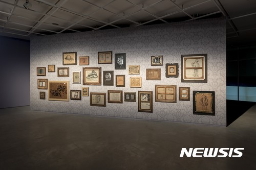 【서울=뉴시스】왈라드 라드, 아홉 번째 판에 부치는 서문_마르완 카삽-바시(Marwan Kassab-Bachi, 1934-2016), 2017, 혼합재료, 가변설치, 왈리드 라드, 스파이어 제믈러 갤러리 소장. 